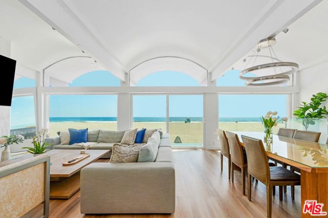3806 Ocean Front Walk, Marina del Rey CA: https://media.crmls.org/mediaz/70b90eb8-8947-4580-8ab9-6d0c76cf060d.jpg