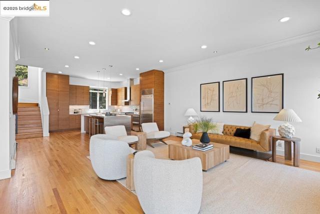 678 Clipper St, San Francisco CA: https://media.crmls.org/mediaz/70b9f3bc-9e5d-4cf4-8284-7e687edee2c9.jpg
