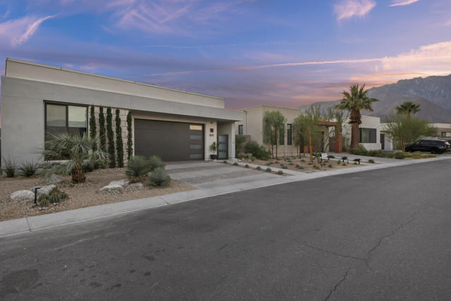 885 Fountain Drive, Palm Springs CA: https://media.crmls.org/mediaz/70ba2719-31c9-4a29-8ede-0f5b026045bc.jpg