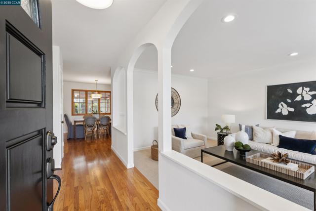 1752 Berrywood Ct, Concord CA: https://media.crmls.org/mediaz/70ba4551-3e51-4298-a7d7-23cfc5e4f16e.jpg