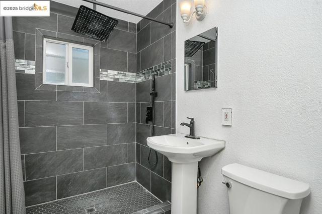 798 Oak St, Brentwood CA: https://media.crmls.org/mediaz/70bac857-5094-4e26-93c1-83a4b035f5f2.jpg