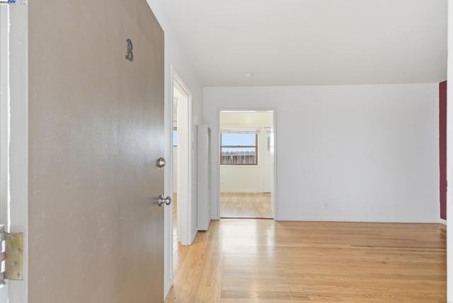 2133 Clinton Ave, Alameda CA: https://media.crmls.org/mediaz/70bb60a5-83aa-4108-b5ad-a4963389b296.jpg