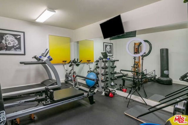14318 Valley Vista Boulevard, Sherman Oaks CA: https://media.crmls.org/mediaz/70bb642c-3e13-4e2c-bb94-5ecaeecaaa3d.jpg
