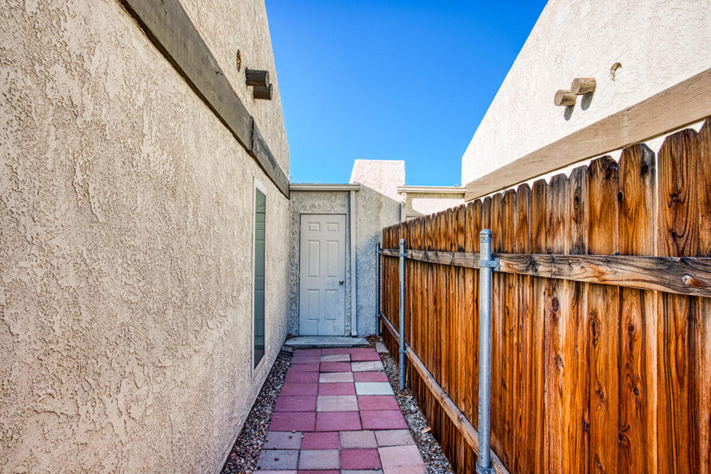 https://media.crmls.org/mediaz/70bb8c22-b5e6-4338-a1d1-d7758c625398.jpg?preset=X-Large