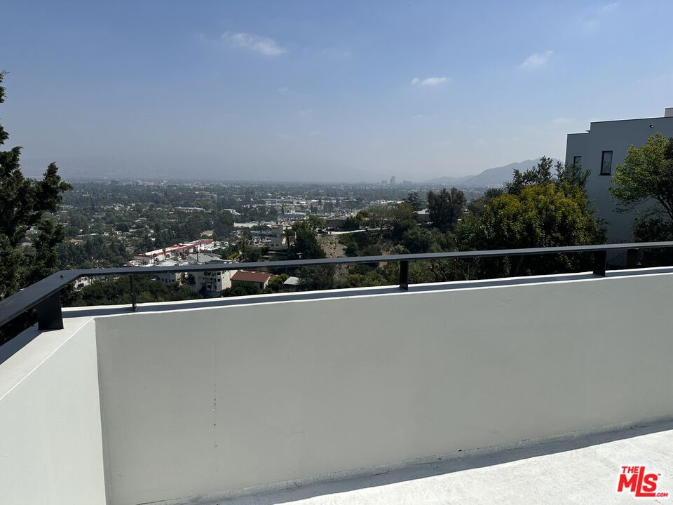 https://media.crmls.org/mediaz/70bc0b2f-e97c-4a00-8303-9747899a85ed.jpg?preset=X-Large