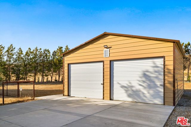 13750 Cuyama Highway, Cuyama CA: https://media.crmls.org/mediaz/70bc63b0-b12b-4989-b632-f3dd010045f3.jpg