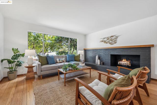 827 Norvell St, El Cerrito CA: https://media.crmls.org/mediaz/70bc6e1c-06a3-4f5b-9e3b-0dea7f6dbc8f.jpg