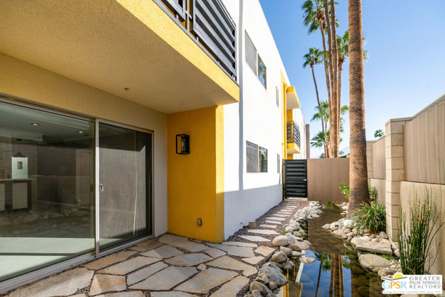 588 E San Lorenzo Road, Palm Springs CA: https://media.crmls.org/mediaz/70bdd842-ab8f-49ba-a32a-128d47cdf829.jpg