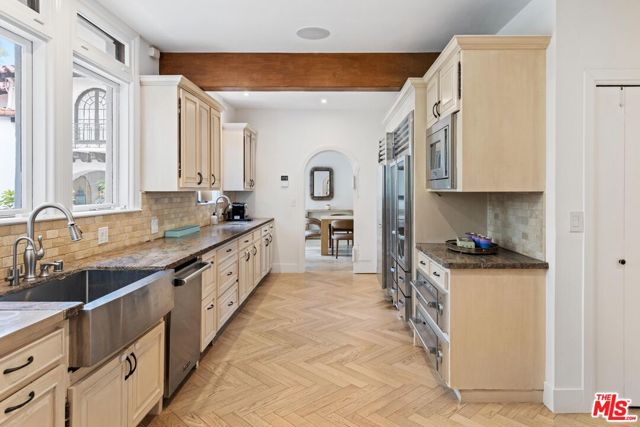 9451 Sunset Boulevard, Beverly Hills CA: https://media.crmls.org/mediaz/70be48be-5edb-4b2b-9519-570b23d9b808.jpg