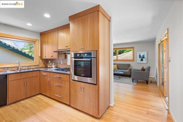11718 Cranford Way, Oakland CA: https://media.crmls.org/mediaz/70be95ac-949c-4e5c-a344-3cbdb56d57fd.jpg