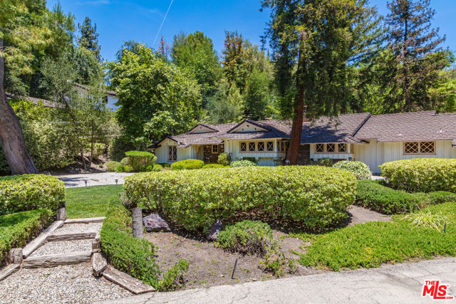 5854 Round Meadow Road, Hidden Hills CA: https://media.crmls.org/mediaz/70bef441-a632-46b6-adb1-933bb533738b.jpg