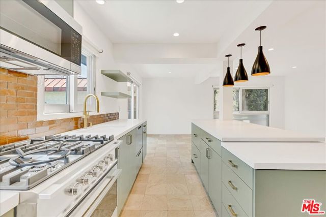210 S Hamilton Drive, Beverly Hills CA: https://media.crmls.org/mediaz/70bf1e8a-8286-49c2-8d4b-329c64c050d8.jpg