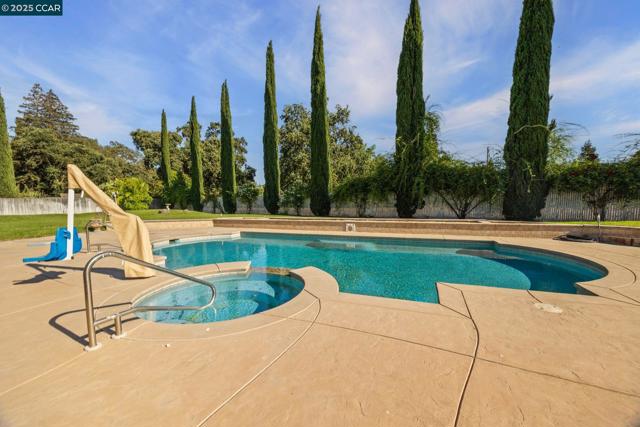 9822 Doyle Ct, Stockton CA: https://media.crmls.org/mediaz/70bfe46a-dcf3-49d9-b78b-2a77a9294e71.jpg