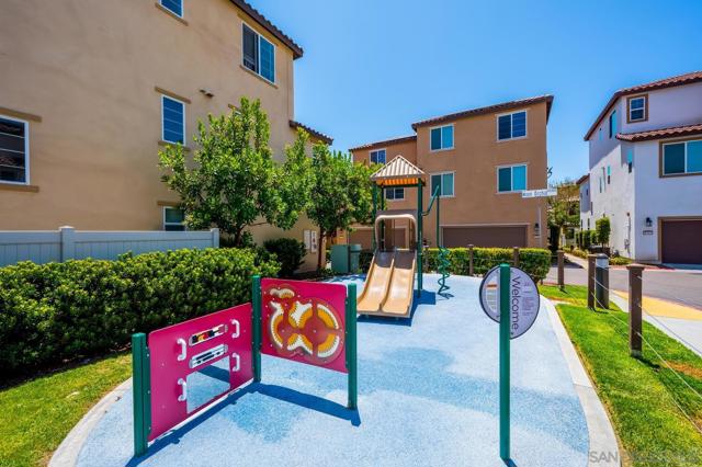 1718 Santa Ivy Ave, Chula Vista CA: https://media.crmls.org/mediaz/70bff304-dac0-41d3-886d-96ffbb214fd2.jpg