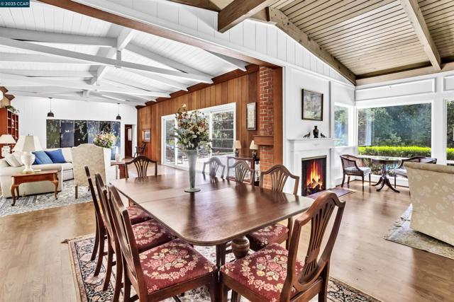 18 Van Tassel Ln, Orinda CA: https://media.crmls.org/mediaz/70bff309-5cd5-4019-b881-a90c34ed6301.jpg