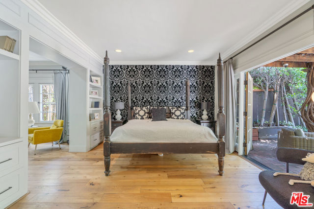 809 S Muirfield Road, Los Angeles CA: https://media.crmls.org/mediaz/70c11f49-f068-4672-9fbd-48dfa6bd051a.jpg
