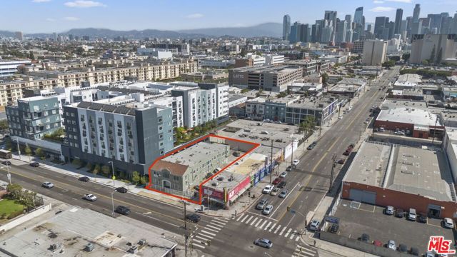 225 W Adams Boulevard, Los Angeles CA: https://media.crmls.org/mediaz/70c1a122-830a-4d00-ad86-78205efd593b.jpg