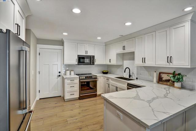27 Serene Ct, Danville CA: https://media.crmls.org/mediaz/70c1bcc9-a5b4-4b93-b5ef-fd3d21bef513.jpg
