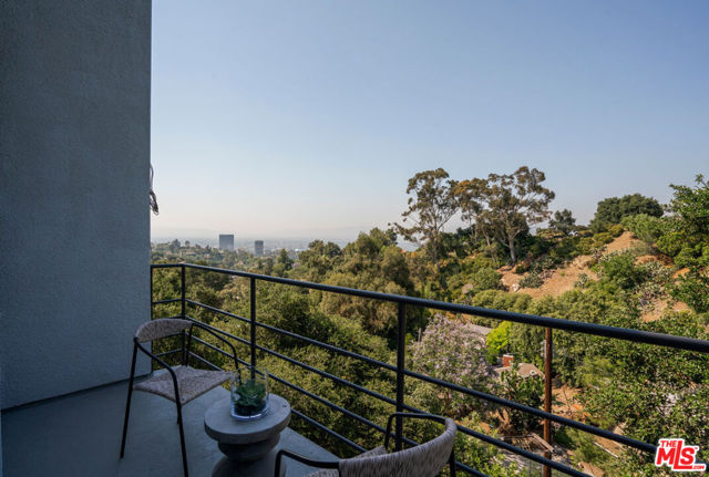 7209 Sunnydip Trail, Los Angeles CA: https://media.crmls.org/mediaz/70c2f944-9ba1-4d24-a071-2a9cc99035b7.jpg