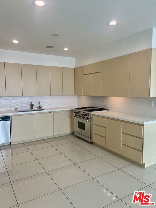 5205 Ocean Front Walk, Marina del Rey CA: https://media.crmls.org/mediaz/70c326a3-1887-4713-9709-6414d7fcc9fc.jpg