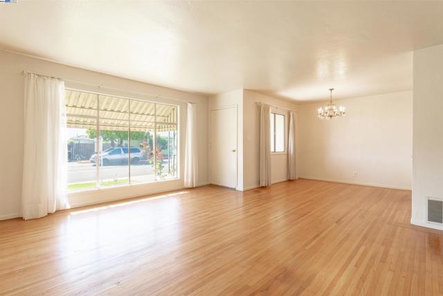 Image 4 of 25 For 15204 Norton St