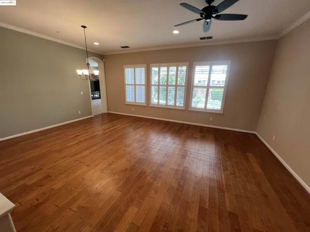 613 Kenwood Dr, Brentwood CA: https://media.crmls.org/mediaz/70c47b6b-ed07-46ce-bcaf-a7de53661324.jpg