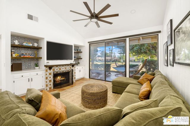 298 San Vicente Circle, Palm Desert CA: https://media.crmls.org/mediaz/70c4fe46-a527-412f-8729-800c3d581cac.jpg