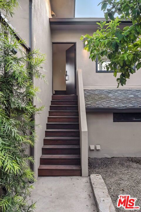 7840 Torreyson Drive, Los Angeles CA: https://media.crmls.org/mediaz/70c56d58-3d48-43c2-ac49-a62e1b687087.jpg