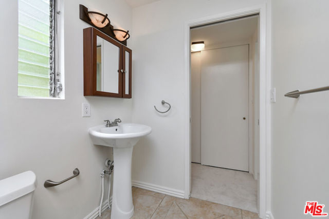 14128 Dickens Street, Sherman Oaks CA: https://media.crmls.org/mediaz/70c5bdea-4c8c-4c57-aebc-e87e255d685e.jpg