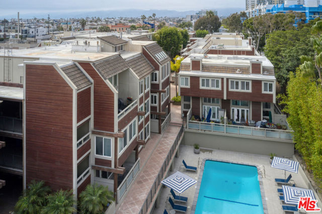 4250 Via Dolce, Marina del Rey CA: https://media.crmls.org/mediaz/70c5ed6a-f3ed-43dc-ba44-e6b96c395b1d.jpg