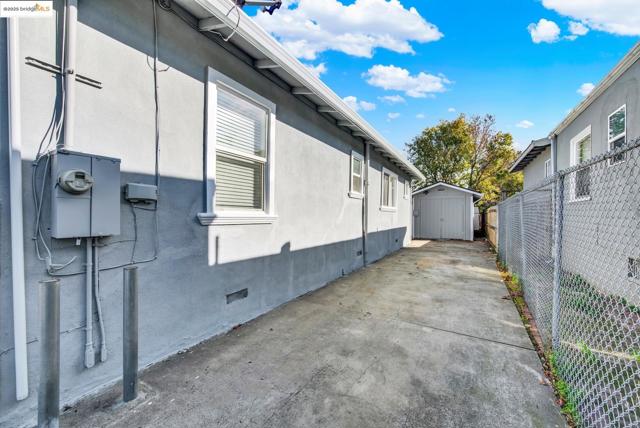 1232 78Th Ave, Oakland CA: https://media.crmls.org/mediaz/70c69eac-57a4-434f-a290-72e0cdda13c9.jpg