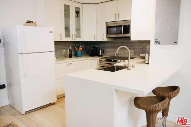 10240 Camarillo Street, Toluca Lake CA: https://media.crmls.org/mediaz/70c766d6-b99d-487b-9978-bb53264bafb0.jpg