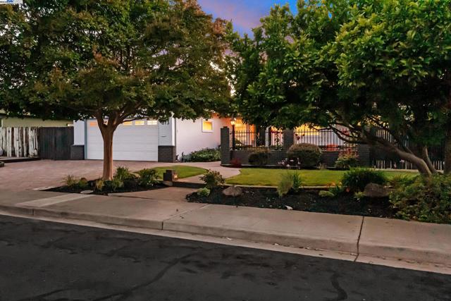 613 Joyce St, Livermore CA: https://media.crmls.org/mediaz/70c76a5e-9df0-4563-b5a5-3ee682b354ac.jpg