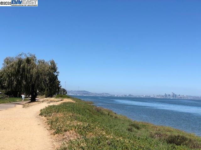 37 Clipper Drive, Alameda CA: https://media.crmls.org/mediaz/70c773c6-05b3-4608-910f-5d2949622af6.jpg