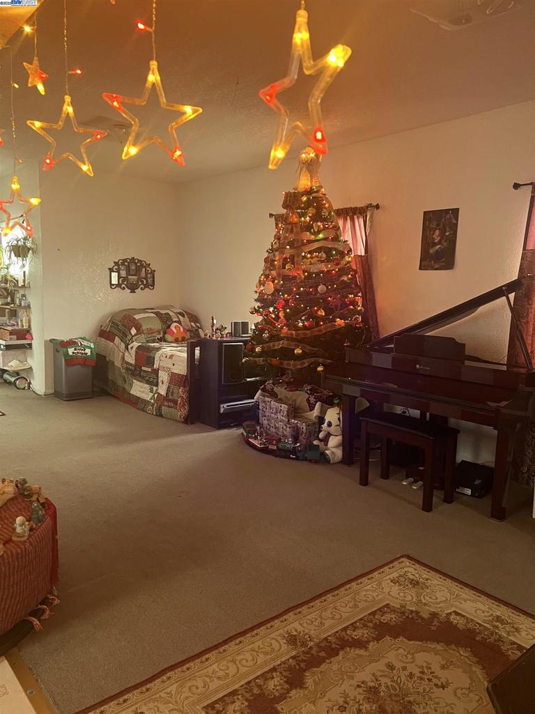 https://media.crmls.org/mediaz/70c99fbe-0224-40a4-99fe-cd5c238d772b.jpg?preset=X-Large