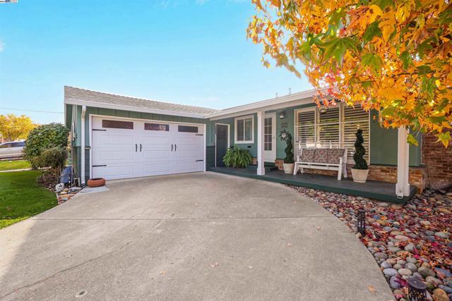 2472 Bradford Ave, Hayward CA: https://media.crmls.org/mediaz/70ca35be-a2c7-43b8-a5da-aab94c579998.jpg