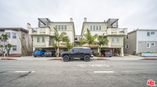 642 Hermosa Avenue, Hermosa Beach CA: https://media.crmls.org/mediaz/70caa5bf-01f0-4f02-aded-11a568097ce7.jpg