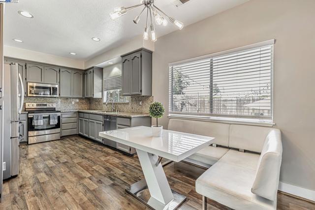 639 Eaker Ct, Antioch CA: https://media.crmls.org/mediaz/70cab13b-c973-4062-bbd6-851be4790680.jpg