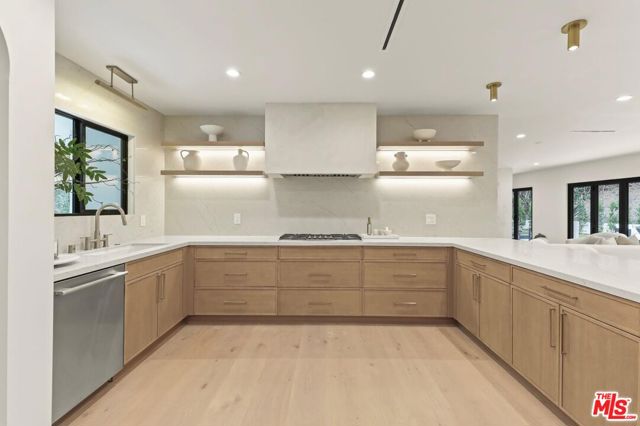 5 Bed Home for Sale in Los Angeles, California
