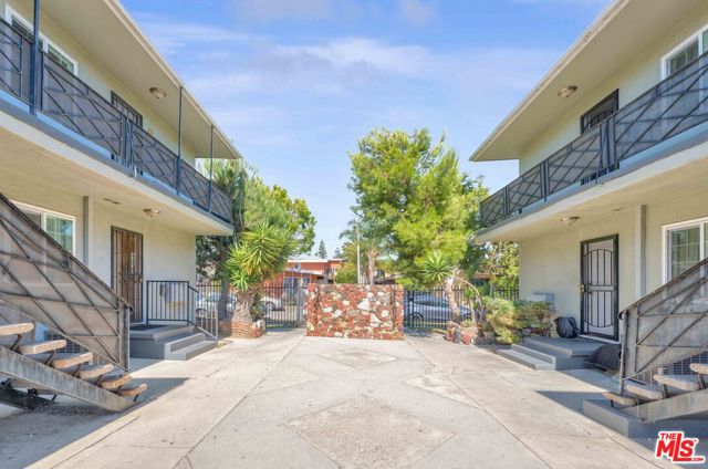 10235 S 10th Avenue, Inglewood CA: https://media.crmls.org/mediaz/70cae3dd-0c67-41d9-9fc8-3c8fae0f6c75.jpg