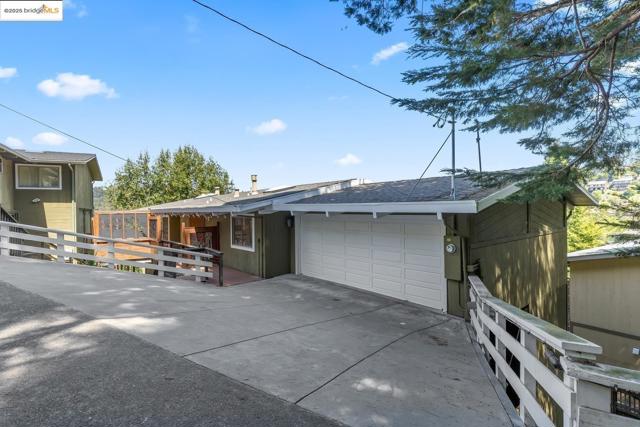 6533 Chelton DR, Oakland CA: https://media.crmls.org/mediaz/70cb2721-3fad-4e32-8a98-7c8ffc6063f2.jpg