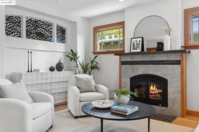 817 Curtis St, Albany CA: https://media.crmls.org/mediaz/70cbfb54-a9dc-4c05-8ce8-616775e2ce0d.jpg