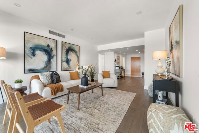 13600 Marina Pointe Drive, Marina del Rey CA: https://media.crmls.org/mediaz/70cc6cd3-1a38-4c07-aad2-5934ef078cbe.jpg