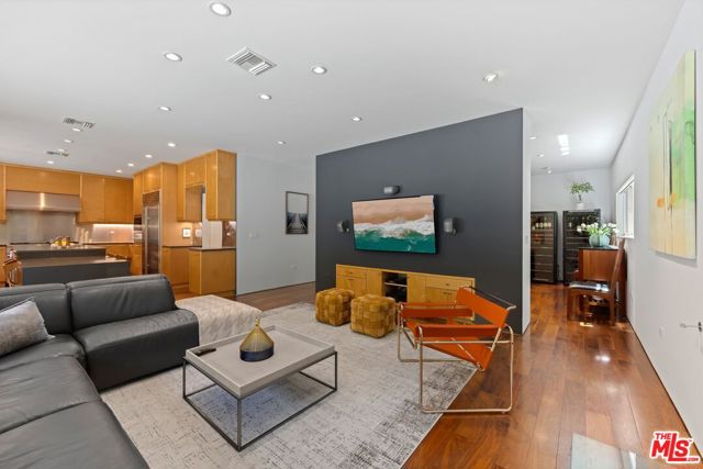 4255 Saint Clair Avenue, Studio City CA: https://media.crmls.org/mediaz/70cdbdfb-2561-4ac2-9db3-109f36df2e11.jpg