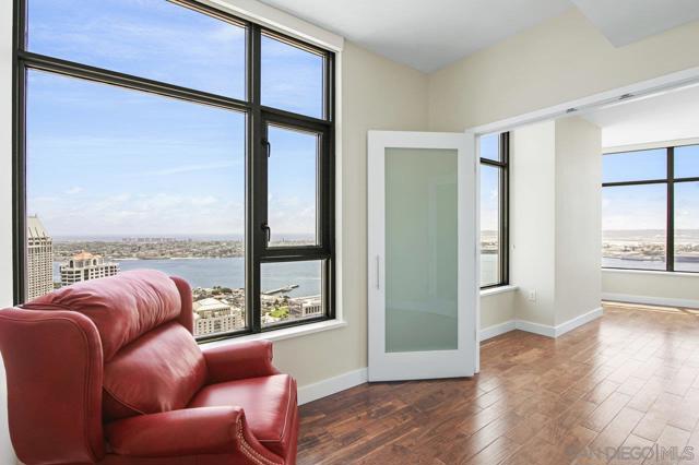 700 W E St, San Diego CA: https://media.crmls.org/mediaz/70ce02ca-aa14-4873-ba5e-e1b0978bc412.jpg