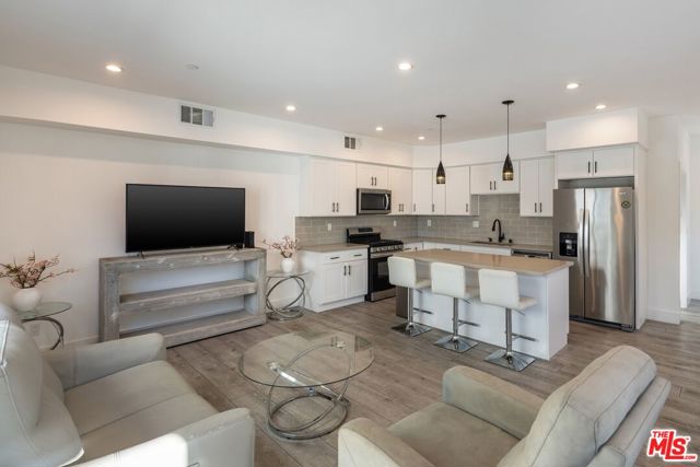 13822 Oxnard Street photo 13