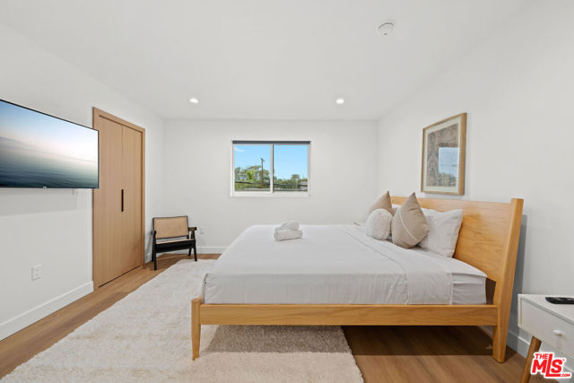 841 N Mccadden Pl, Los Angeles CA: https://media.crmls.org/mediaz/70ce6e15-2008-48bf-b4a0-c5aa3cffc49f.jpg