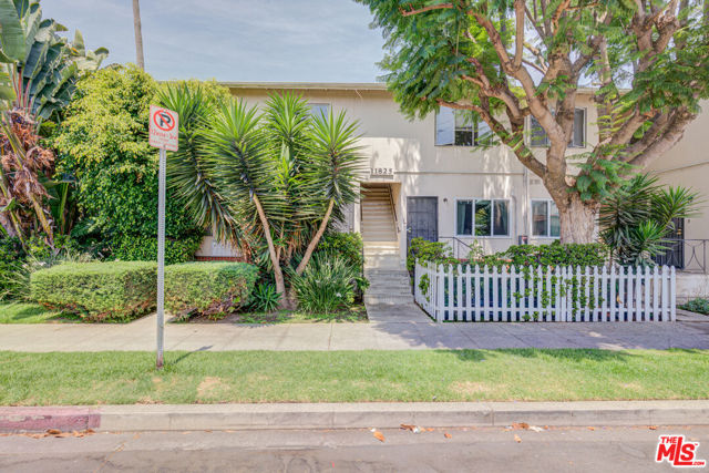 11825 Iowa Avenue, Los Angeles CA: https://media.crmls.org/mediaz/70ceb718-4112-41fa-b057-43efc0ab4fbc.jpg