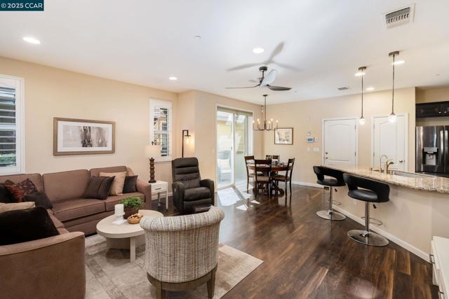338 El Paseo Cir, Walnut Creek CA: https://media.crmls.org/mediaz/70cf1ffe-4ed3-4047-ae07-3138be4a6997.jpg