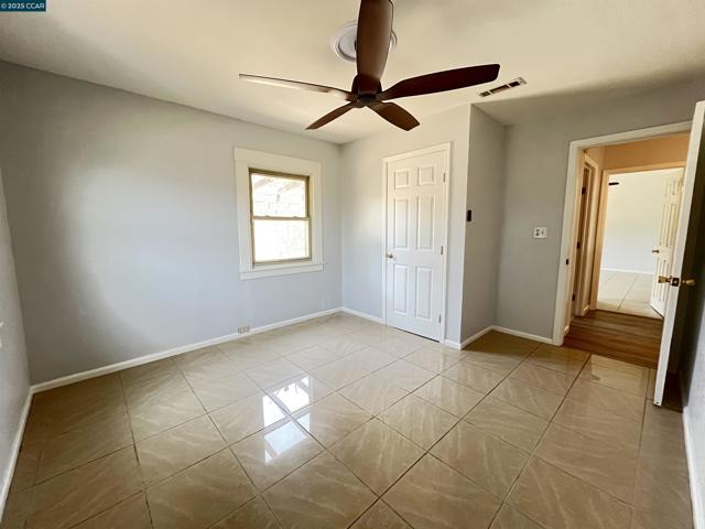 7618 Sunkist Dr, Oakland CA: https://media.crmls.org/mediaz/70cf55b7-bed3-4dec-b032-567385a667d6.jpg